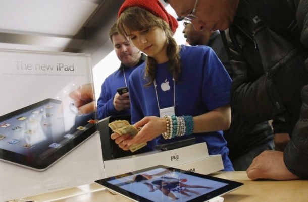 481362-employee-magasin-apple-5ieme-avenue